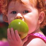dziecko-z-jablkiem